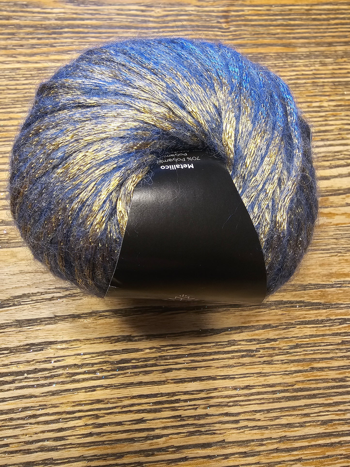 Hobbii Metallico Dark Blue/ Gold Shift Yarn