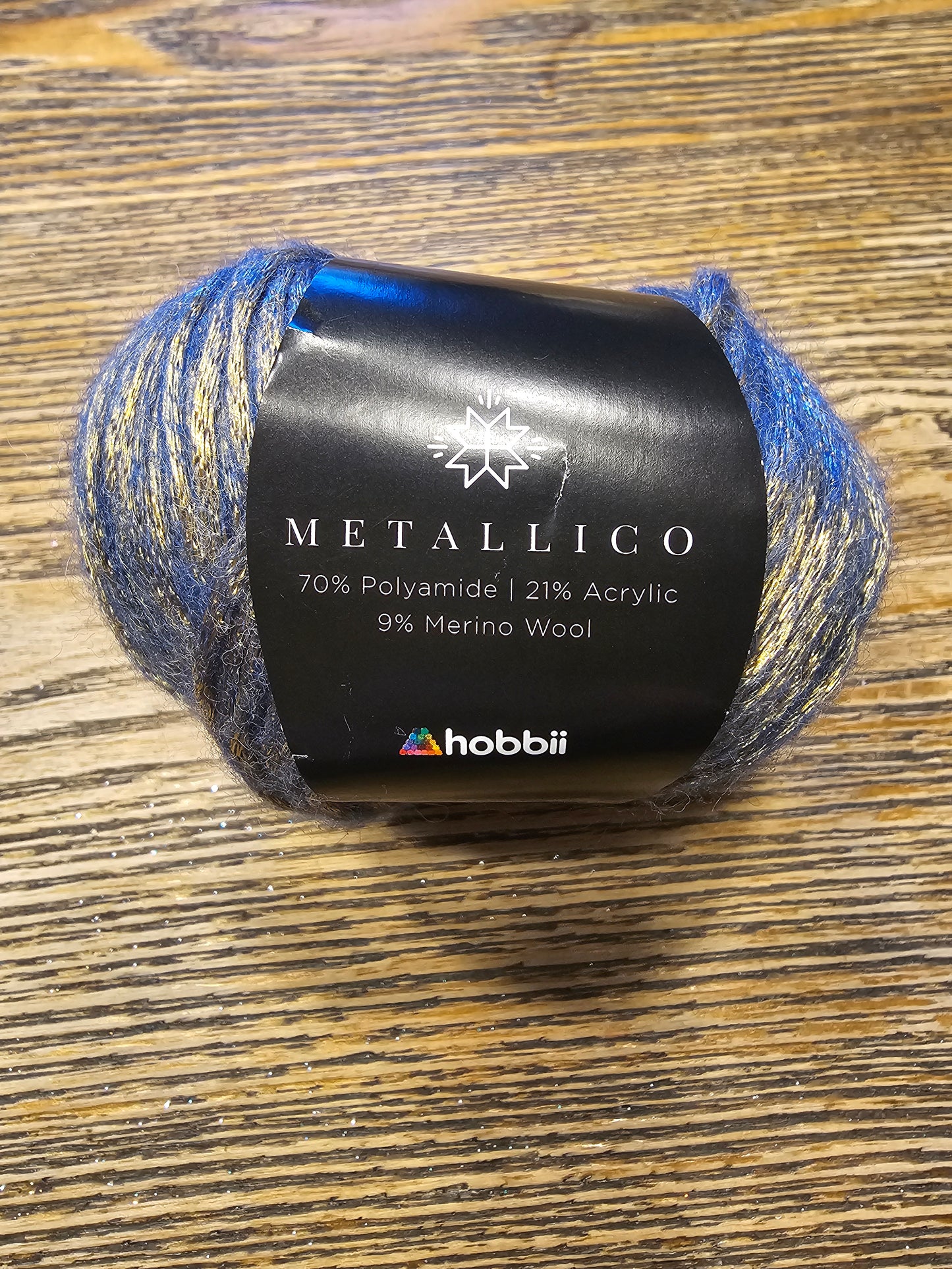 Hobbii Metallico Dark Blue/ Gold Shift Yarn